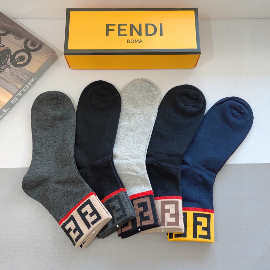 （一盒5双）
FENDI 芬迪经典男款中长款袜子❗️高版本纯棉材质柔软，秒杀市场普通货，经典的双F图案l