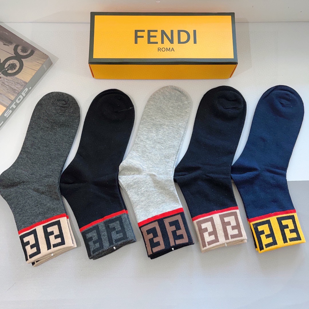 （一盒5双）
FENDI 芬迪经典男款中长款袜子❗️高版本纯棉材质柔软，秒杀市场普通货，经典的双F图案l