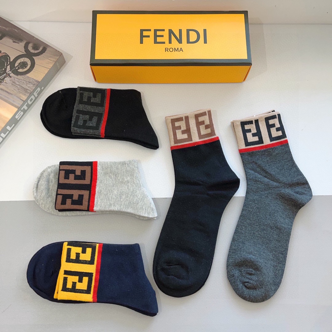 （一盒5双）
FENDI 芬迪经典男款中长款袜子❗️高版本纯棉材质柔软，秒杀市场普通货，经典的双F图案l