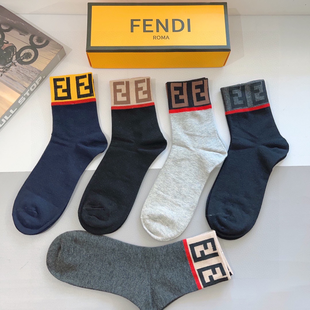 （一盒5双）
FENDI 芬迪经典男款中长款袜子❗️高版本纯棉材质柔软，秒杀市场普通货，经典的双F图案l