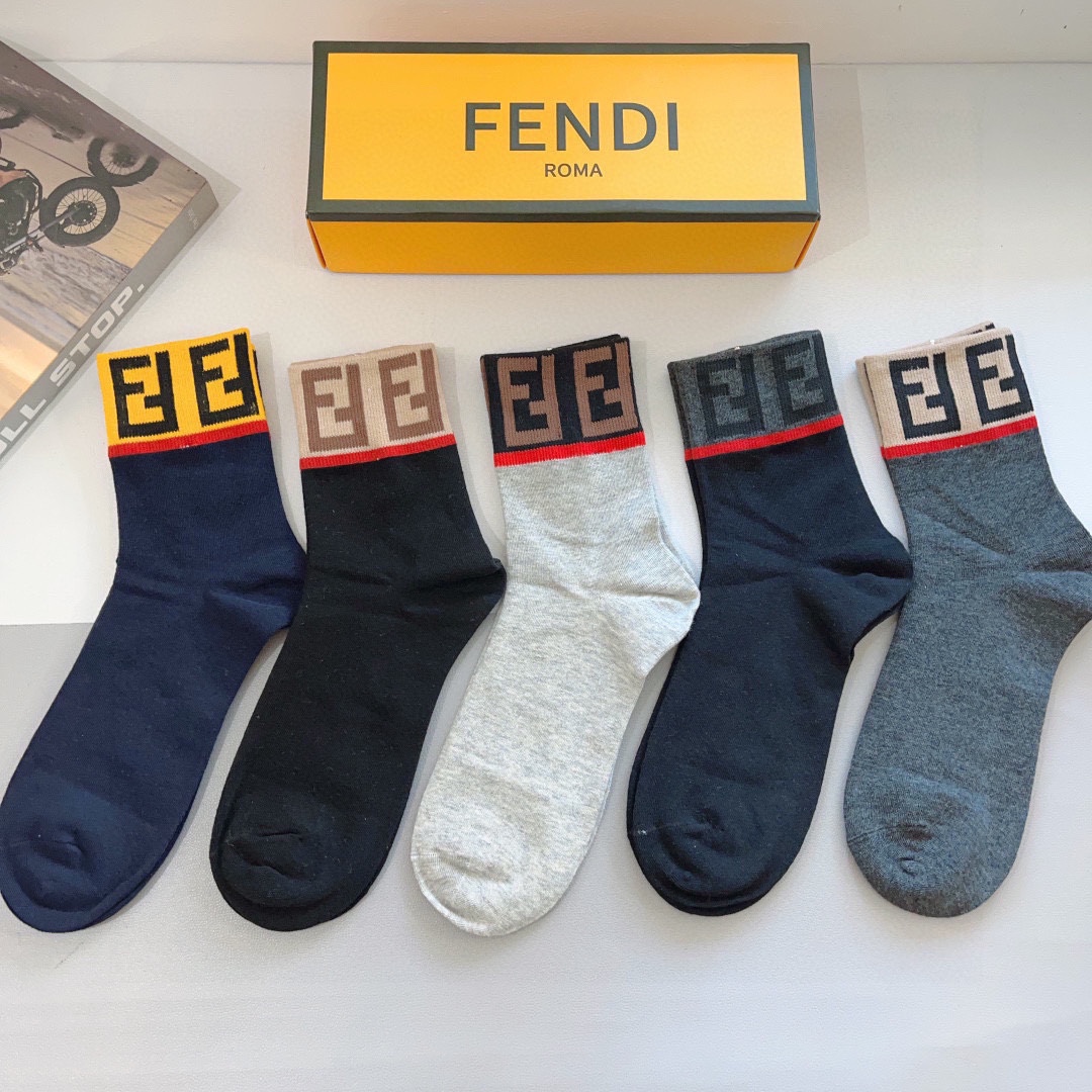 （一盒5双）
FENDI 芬迪经典男款中长款袜子❗️高版本纯棉材质柔软，秒杀市场普通货，经典的双F图案l