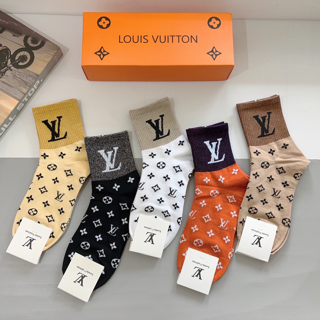 （一盒5双）
 🌟 LV 路易威登袜子 超火爆小单品，经典字母logo中筒袜，个性时尚百搭款，你值得拥有