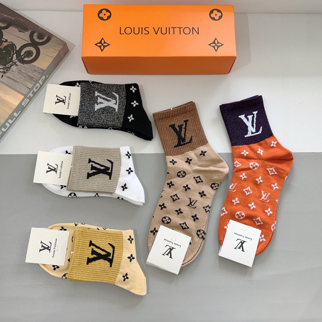 （一盒5双）
 🌟 LV 路易威登袜子 超火爆小单品，经典字母logo中筒袜，个性时尚百搭款，你值得拥有