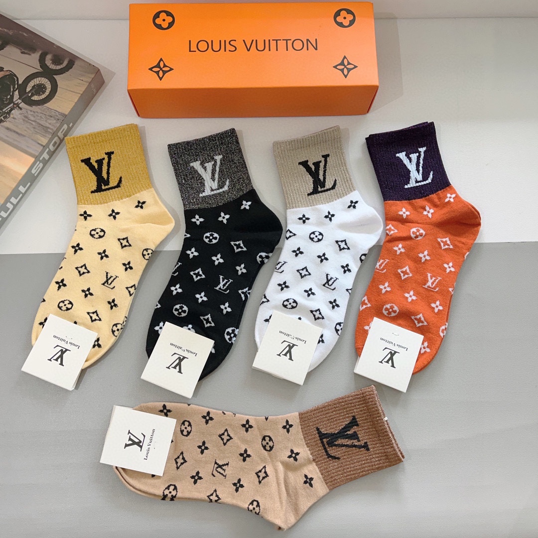 （一盒5双）
 🌟 LV 路易威登袜子 超火爆小单品，经典字母logo中筒袜，个性时尚百搭款，你值得拥有