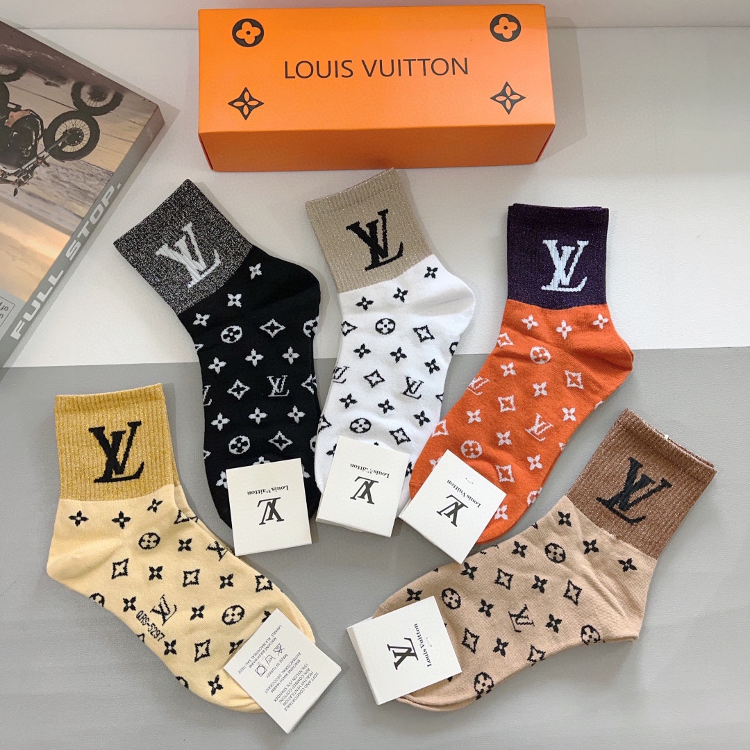 （一盒5双）
 🌟 LV 路易威登袜子 超火爆小单品，经典字母logo中筒袜，个性时尚百搭款，你值得拥有