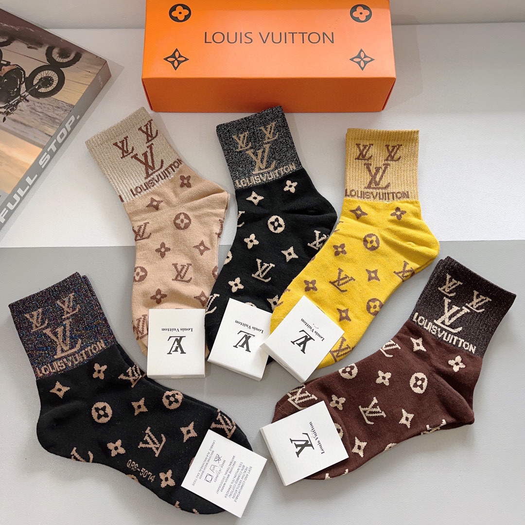 （一盒5双）
 🌟 LV 路易威登 超火爆小单品，竹棉面料，潮人必备 爆款，经典字母logo中筒袜，个性