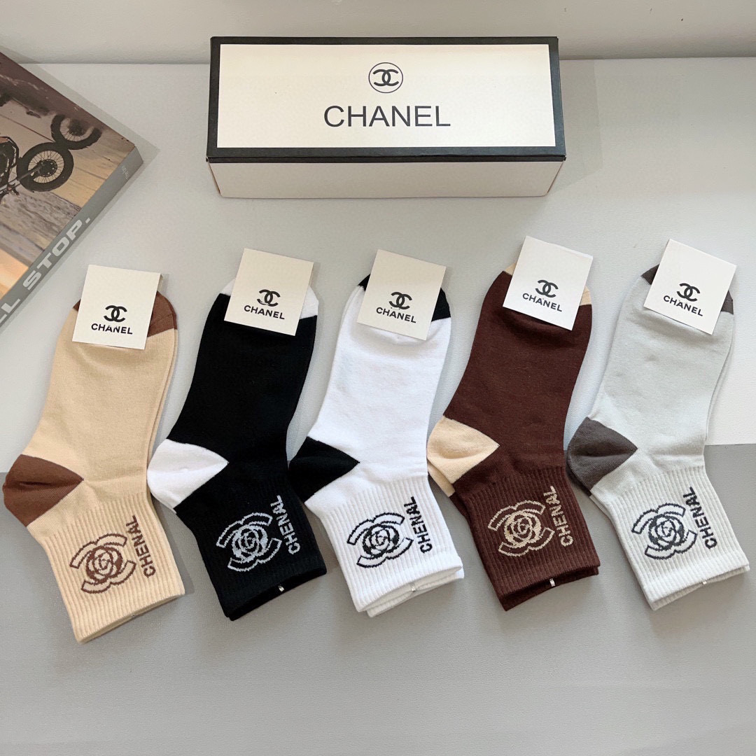 （一盒5双）
CHANEL 香奈儿经典中筒袜子❗️高版本纯棉材质柔软，秒杀市场普通货，经典的双C图案lo