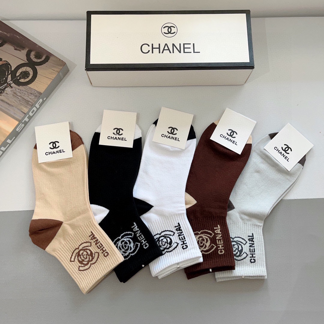（一盒5双）
CHANEL 香奈儿经典中筒袜子❗️高版本纯棉材质柔软，秒杀市场普通货，经典的双C图案lo