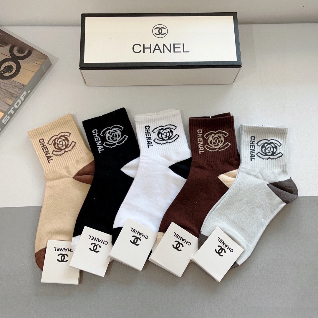 （一盒5双）
CHANEL 香奈儿经典中筒袜子❗️高版本纯棉材质柔软，秒杀市场普通货，经典的双C图案lo