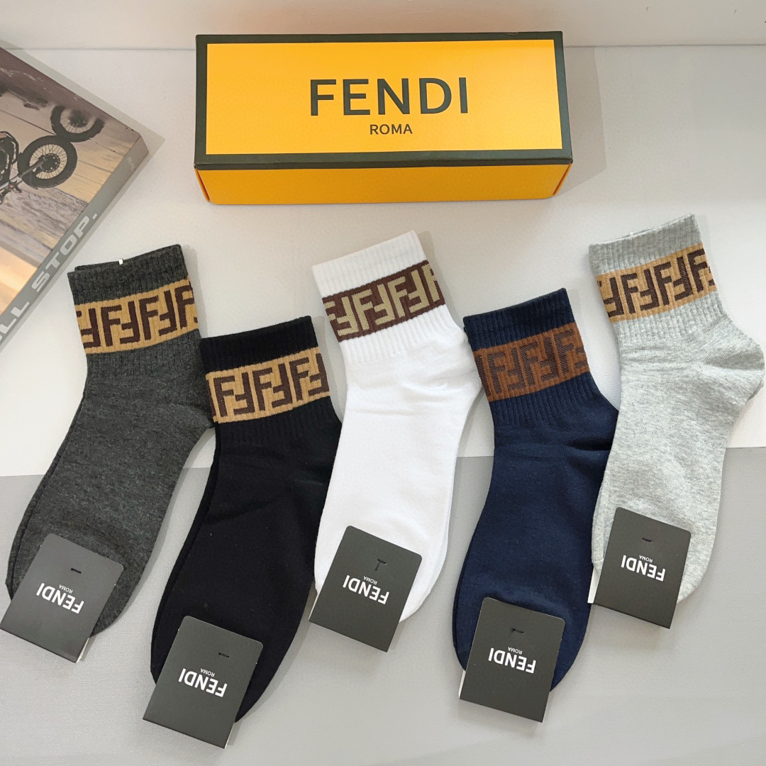 （一盒5双）
FENDI 芬迪经典中长款袜子❗️男款高版本纯棉材质柔软，秒杀市场普通货，经典的双F图案l