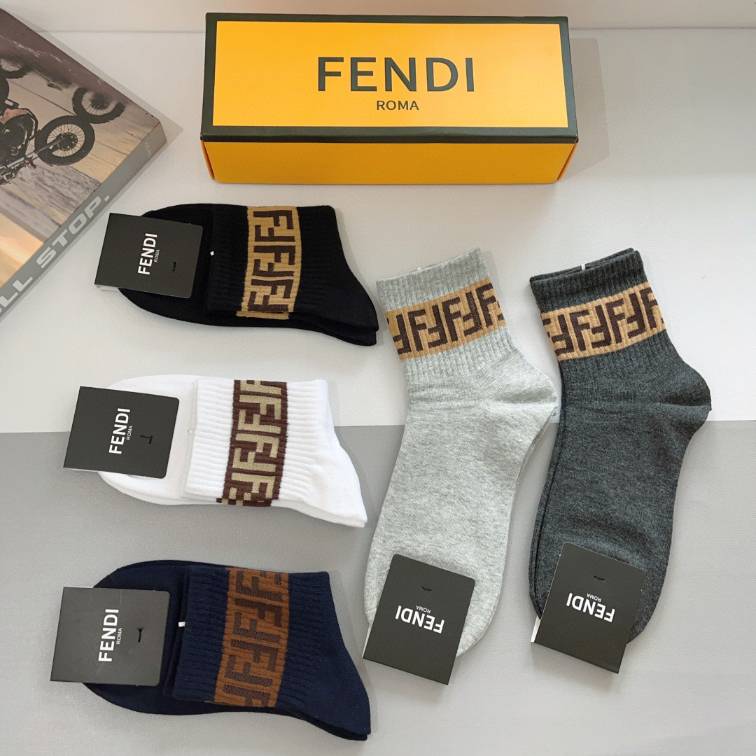 （一盒5双）
FENDI 芬迪经典中长款袜子❗️男款高版本纯棉材质柔软，秒杀市场普通货，经典的双F图案l