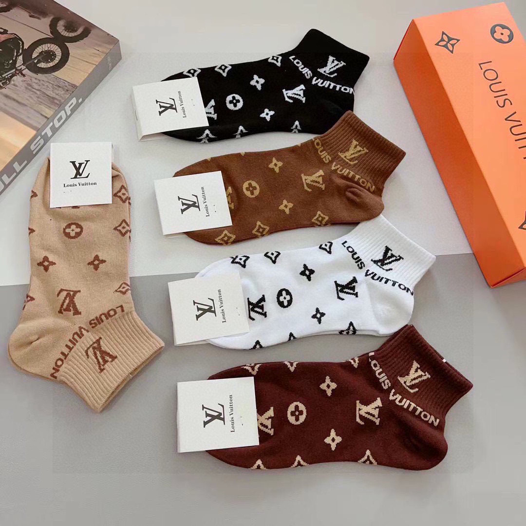 （一盒5双） 🌟 LV 路易威登 超火爆小单品，纯棉面料，潮人必备 爆款，经典字母logo中筒袜，个性时