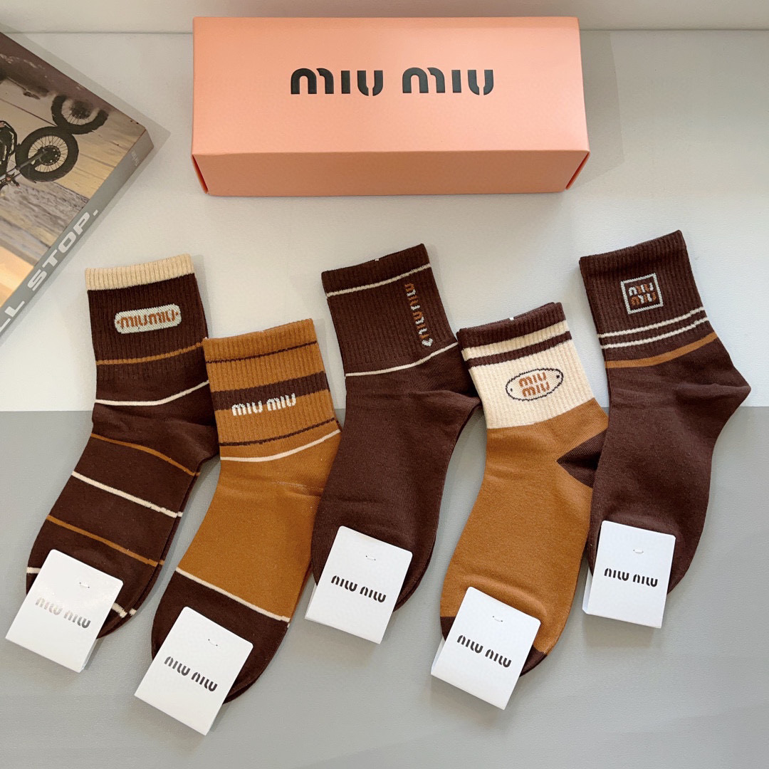 【一盒5双】
miumiu · 缪缪 高品质🔥超级爆款网红中筒袜子❗️ins明星网红推荐❗️火爆至极🔥纯