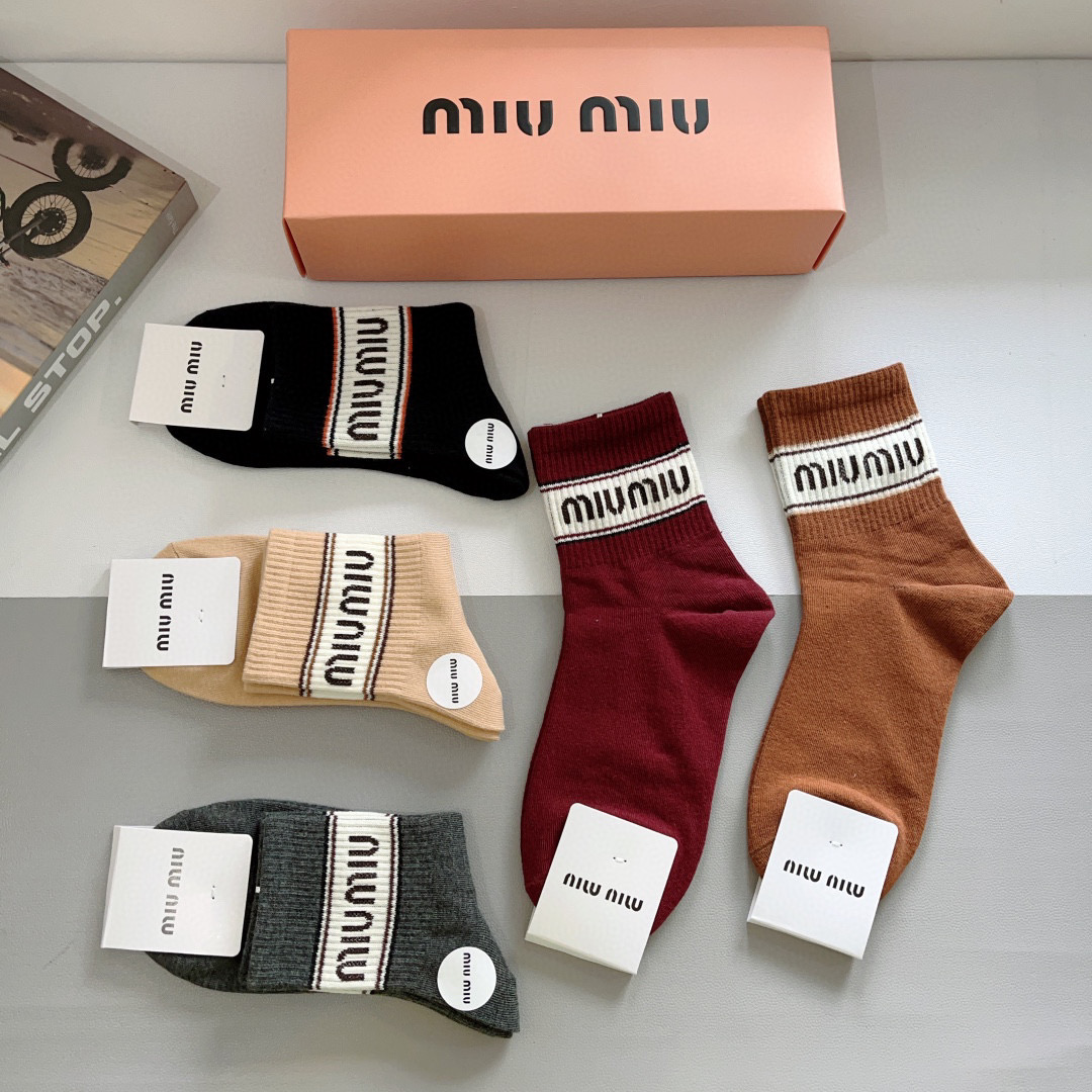 【一盒5双】
miumiu · 缪缪 高品质🔥超级爆款网红中筒袜子❗️ins明星网红推荐❗️火爆至极🔥纯