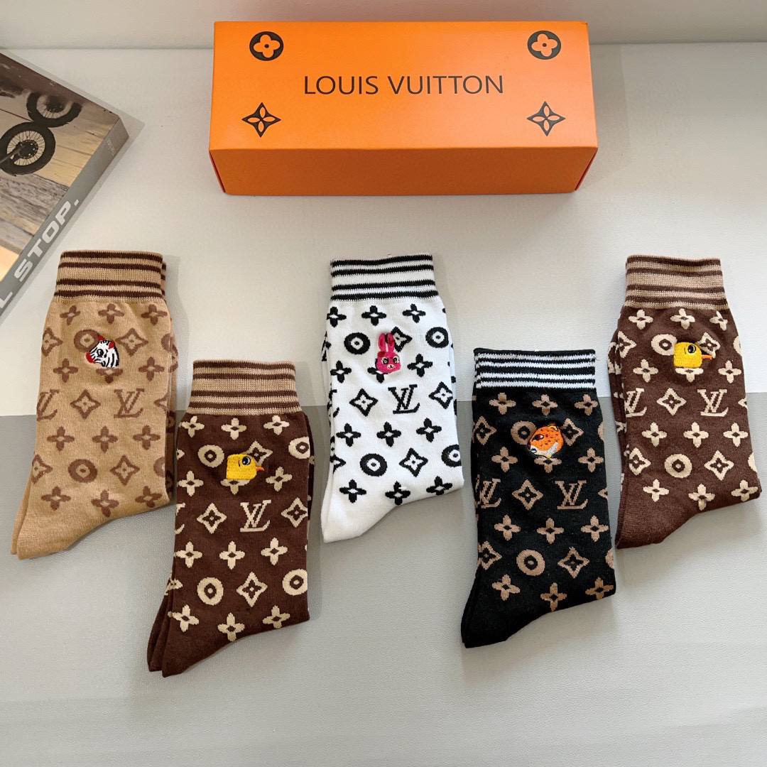 （一盒5双）
 🌟 LV 路易威登 超火爆小腿袜子 纯棉面料，潮人必备 爆款，经典刺绣长筒袜，个性时尚百