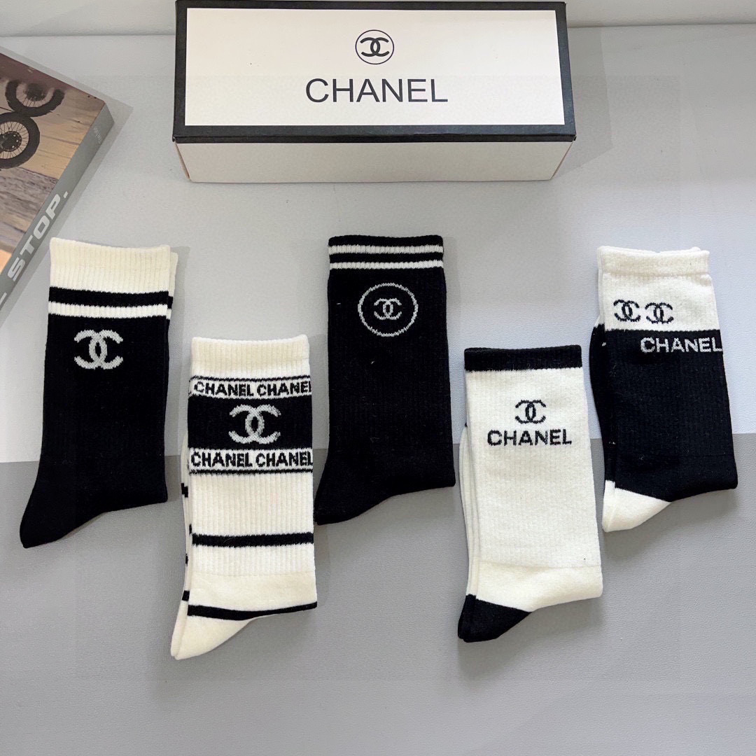（一盒5双）
CHANEL 香奈儿经典袜子❗️高版本纯棉材质柔软长筒袜 秒杀市场普通货，经典的双C图案l