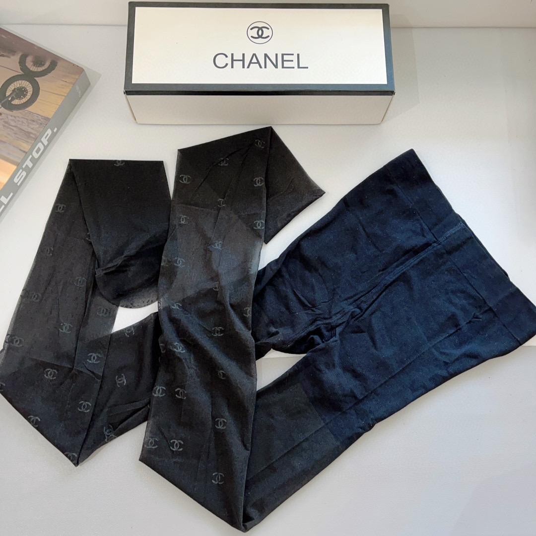 NO:294382,Packaging [one box 1 pair] CHANEL Chanel popular classic offset logo letter pantyhose!  It’s good to see the explosion, European and American big-name stockings, a must-have item for trendy people in autumn and winter, a must-have versatile style for trendy people!  socks, stockings, socks, chanel, chanel, socks19860909配包装【一盒1双】 CHANEL 香奈儿 爆款经典胶印小logo字母连裤袜！好看到爆炸 ,欧美大牌丝袜 潮人秋冬必备单品 ,潮人必备百搭款！袜子,丝袜,袜子,chanel,chanel,socks,accessory