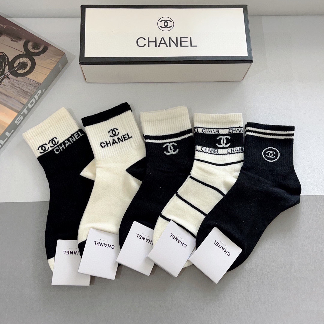 NO:294340,Packaging (one box of 5 pairs) CHANEL Chanel classic mid-tube socks high-version pure cotton material is soft, instantly sold out ordinary goods in the market, classic double C pattern logo, counter synchronous socks, big brands on the street, must-have for trendy people, super easy to match socks, stockings, socks, chanel, chanel, socks19860909配包装（一盒5双） CHANEL 香奈儿经典中筒袜子高版本纯棉材质柔软,秒杀市场普通货,经典的双C图案logo,专柜同步袜子大牌出街,潮人必备,超好搭袜子,丝袜,袜子,chanel,chanel,socks,accessory