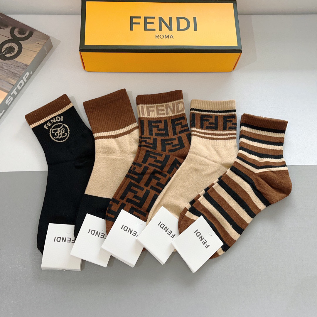 NO:294359,Packaging (one box of 5 pairs) FENDI letter double F hot stockings, pure cotton fabric, same style as counter pure cotton fabric, practical and easy to wear, soft and breathable, fashionable and versatile, big brands go out on the street. Socks, stockings, socks, fendi, fendi, socks19860909配包装（一盒5双） FENDI 芬迪 字母双Ｆ爆款中筒袜,纯棉面料, 专柜同款 纯棉面料,实用好穿 柔软透气,时尚百搭款,大牌出街.袜子,丝袜,袜子,fendi,fendi,socks,accessory