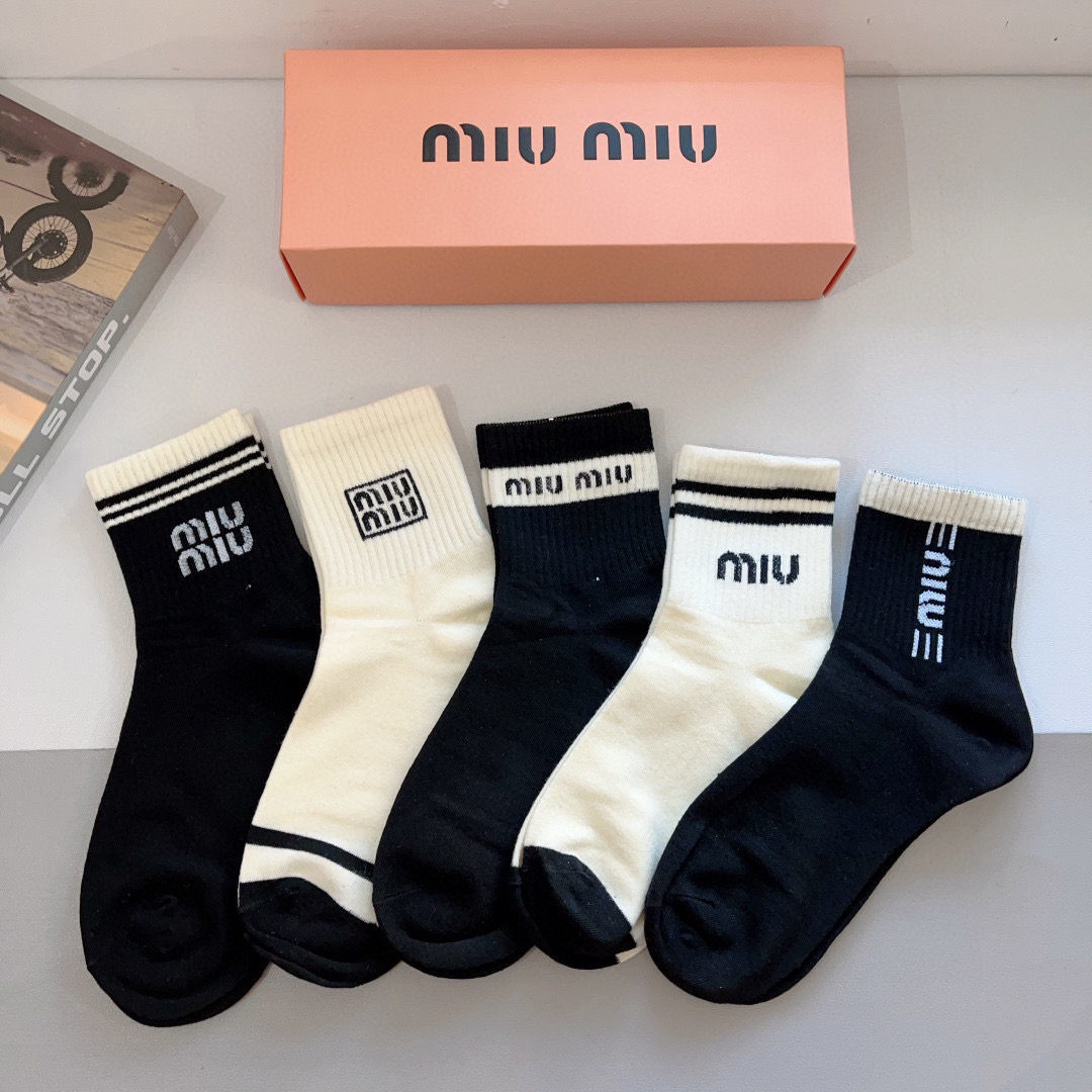 NO:294364,Packaging [one box of 5 pairs] miumiu · miumiu high-quality super popular internet celebrity mid-tube socks ins celebrity celebrity recommendations are very popular pure cotton material, lightweight and soft and breathable, universal in all seasons, European and American big brands on the street must-have socks, stockings, socks, miumiu, socks19860909配包装【一盒5双】 miumiu · 缪缪 高品质超级爆款网红中筒袜子ins明星网红推荐火爆至极纯棉材质,轻薄柔软透气,四季通用,欧美大牌街头必备 袜子,丝袜,袜子,miumiu,socks,accessory