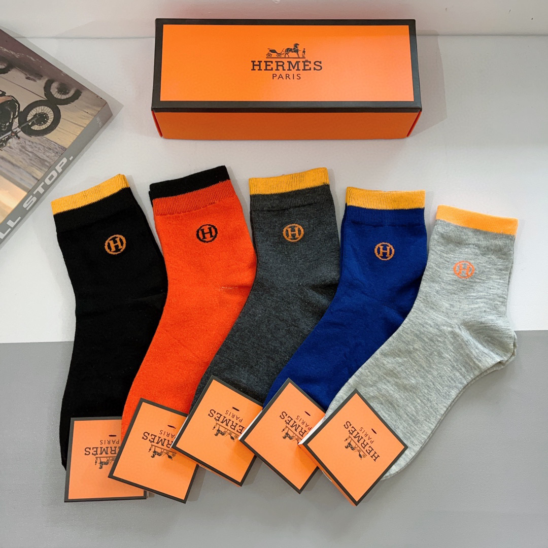NO:294369,Packaging [one box of 5 pairs] HERMES Hermes high-end version, a men's mid-long tube socks that are super soft and trendy, a must-have counter purchasing quality. Recommended must-have fashion items!  !  !  socks, stockings, socks, hermes, hermes, socks19860909配包装【一盒5双】 HERMES爱马仕高版本 男款中长筒袜子超级柔软潮人必不能少的专柜代购品质 推荐必入时尚小单品！！！袜子,丝袜,袜子,hermes,hermes,socks,accessory