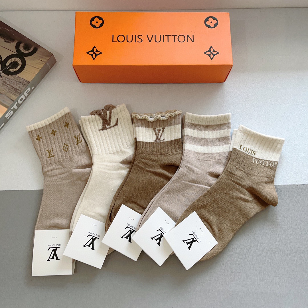 NO:294402,Packaging (5 pairs per box) LV Louis Vuitton Super popular mid-tube socks, pure cotton fabric, a must-have for trendy people, classic letter logo mid-tube socks, personalized and fashionable and versatile style, you deserve it!  socks, stockings, socks, louis vuitton, louis vuitton, socks19860909配包装（一盒5双）  LV 路易威登 超火中筒袜子,纯棉面料,潮人必备款,经典字母logo中筒袜,个性时尚百搭款,你值得拥有！袜子,丝袜,袜子,louis vuitton,louis vuitton,socks,accessory