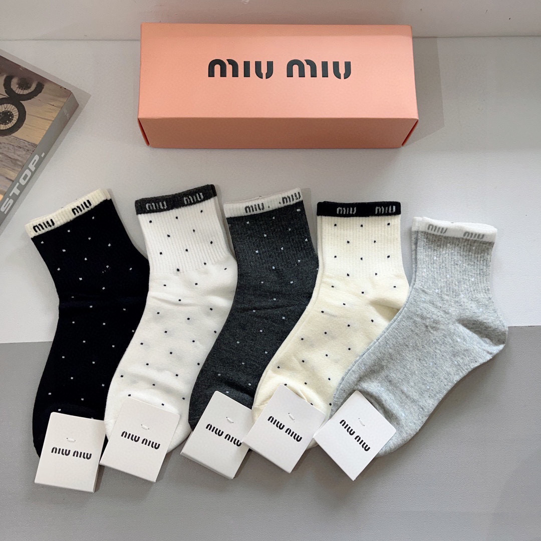 NO:294404,Packaging [one box of 5 pairs] miumiu · miumiu high-quality super popular internet celebrity mid-tube socks ins celebrity celebrity recommendations are very popular pure cotton material, lightweight and soft and breathable, universal in all seasons, European and American big brands on the street must-have socks, stockings, socks, miumiu, socks19860909配包装【一盒5双】 miumiu · 缪缪 高品质超级爆款网红中筒袜子ins明星网红推荐火爆至极纯棉材质,轻薄柔软透气,四季通用,欧美大牌街头必备 袜子,丝袜,袜子,miumiu,socks,accessory