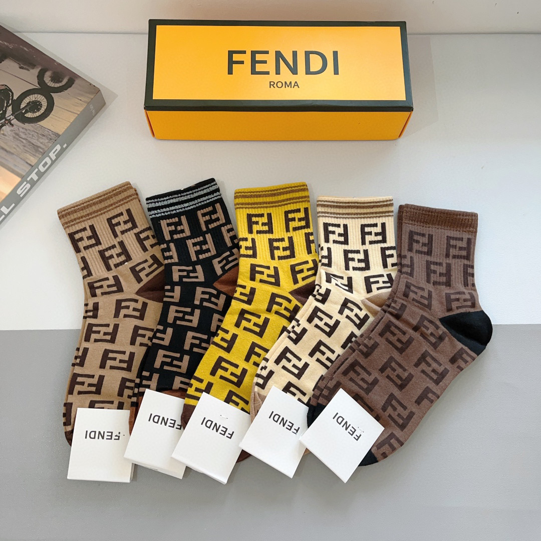 NO:294403,Packaging (one box of 5 pairs) FENDI letter pair F Ｆ classic mid-tube socks, practical and easy to wear, soft and breathable, fashionable and versatile, big brands to go out. Socks, stockings, socks, fendi, fendi, socks19860909配包装（一盒5双） FENDI 芬迪 字母双Ｆ经典款中筒袜子,实用好穿 柔软透气,时尚百搭款,大牌出街.袜子,丝袜,袜子,fendi,fendi,socks,accessory