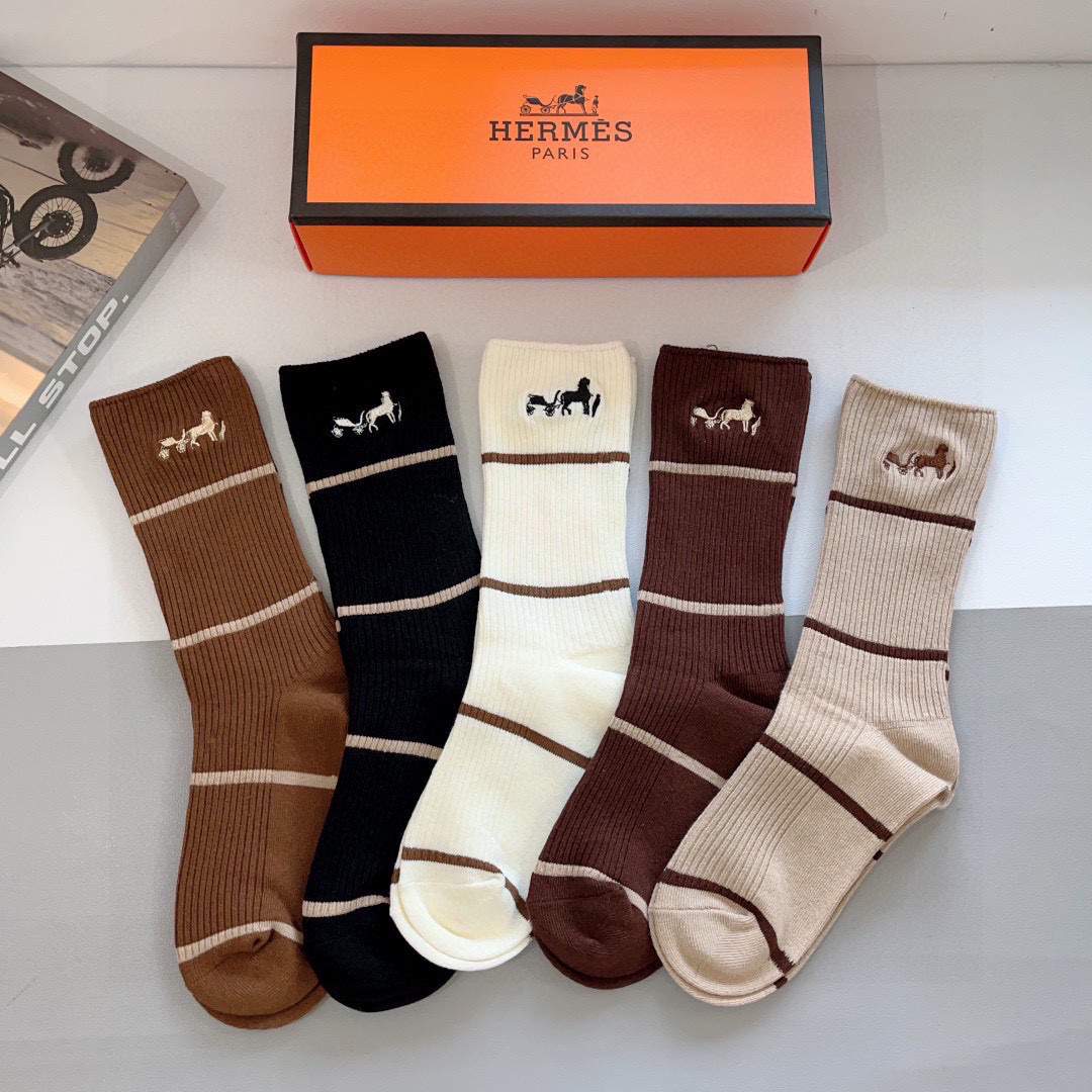 NO:294411,Packaging [one box of 5 pairs] HERMES (Hermes) high-version embroidered soft long-bottle socks are indispensable for fashion counter purchasing long-bottle socks. It is super high-quality and fashionable. It is very fashionable~~ Recommended and recommended~~ Must-in-one fashionable items!  !  !  socks, stockings, socks, hermes, hermes, socks19860909配包装【一盒5双】 HERMES（爱马仕）高版本刺绣柔软长筒袜子潮人必不可少的时尚专柜代购长筒袜子 ,搭配起来超高逼格 时髦度爆表～～推荐推荐推荐～～必入时髦小单品！！！袜子,丝袜,袜子,hermes,hermes,socks,accessory