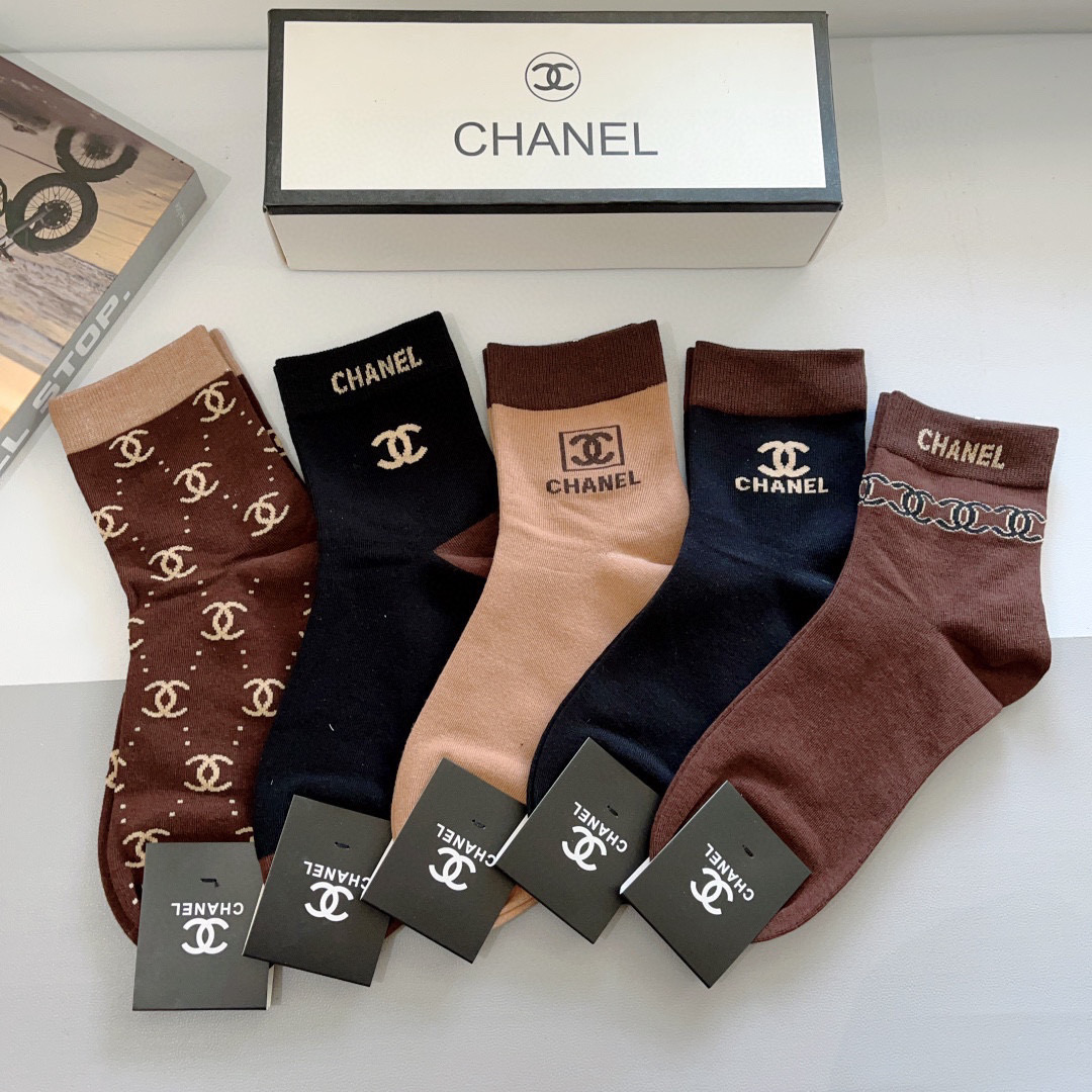 NO:294422,Packaging (one box of 5 pairs) CHANEL classic mid-length socks high-version pure cotton material is soft, instantly sold out ordinary goods in the market, classic double C pattern logo, counter synchronous socks, big brands on the street, a must-have for trendy people, super easy to match socks, stockings, socks, chanel, chanel, socks19860909配包装（一盒5双） CHANEL 香奈儿经典中长款袜子高版本纯棉材质柔软,秒杀市场普通货,经典的双C图案logo,专柜同步袜子大牌出街,潮人必备,超好搭袜子,丝袜,袜子,chanel,chanel,socks,accessory
