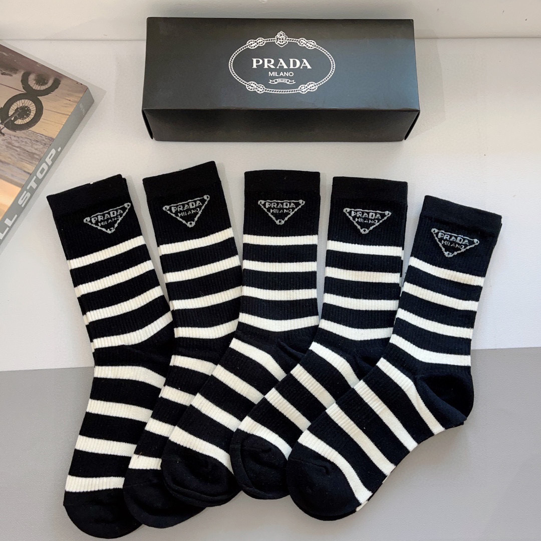 NO:294425,Packaging (one box of 5 pairs) PRADA (Prada) New high-end material long-drum socks!  Hot-selling triangle marks, counters synchronized calf socks, big brands appear on the street, trendy people must have super versatile!  socks, stockings, socks, prada, prada, socks19860909配包装（一盒5双） PRADA（普拉达） 新款高端材质长筒袜子！爆款倒三角标 专柜同步小腿袜子,大牌出街,潮人必备超百搭！袜子,丝袜,袜子,prada,prada,socks,accessory