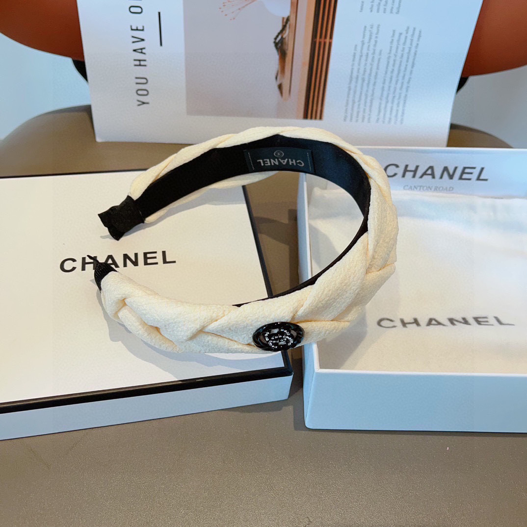 
CHANEL（香奈儿）最新款小香发箍，新品巨显脸小头箍，网红爆款推荐 搭配高端双Ｃlogo ，超精致时