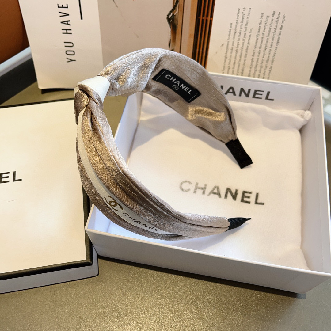 
CHANEL（香奈儿）新款精美字母宽边发箍，复古网红爆款头箍 搭配高端材质，超精致，时尚高级感百搭款。