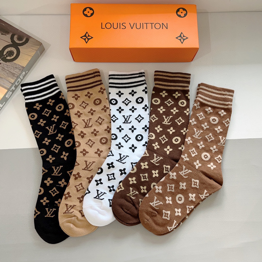 NO:294951,Packaging (5 pairs per box) LV Louis Vuitton Super popular calf stockings, pure cotton fabric, a must-have for trendy people. Hot products, classic letter logo stockings, personalized and fashionable and versatile styles,!  You deserve combed cotton fabric, super soft material, comfortable and breathable, fashionable and versatile socks, stockings, socks, louis vuitton, louis vuitton, socks19860909配包装（一盒5双） LV 路易威登 超火爆小腿长筒袜,纯棉面料,潮人必备 爆款,经典字母logo长筒袜,个性时尚百搭款,！你值得拥有哦精梳棉面料,超柔软材质,舒适透气,时尚百搭款 袜子,丝袜,袜子,louis vuitton,louis vuitton,socks,accessory