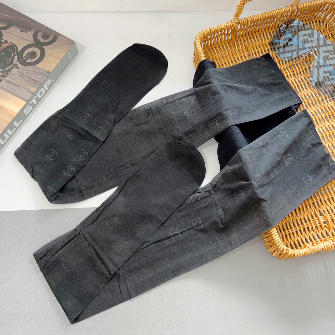 NO:294944,Packaging [one box 1 pair] CHANEL Chanel popular classic letter pantyhose!  It’s good to see the explosion, European and American big-name stockings, a must-have item for trendy people in autumn and winter, a must-have versatile style for trendy people!  socks, stockings, socks, chanel, chanel, socks19860909配包装【一盒1双】 CHANEL 香奈儿 爆款经典字母连裤袜！ 好看到爆炸 ,欧美大牌丝袜 潮人秋冬必备单品 ,潮人必备百搭款！袜子,丝袜,袜子,chanel,chanel,socks,accessory