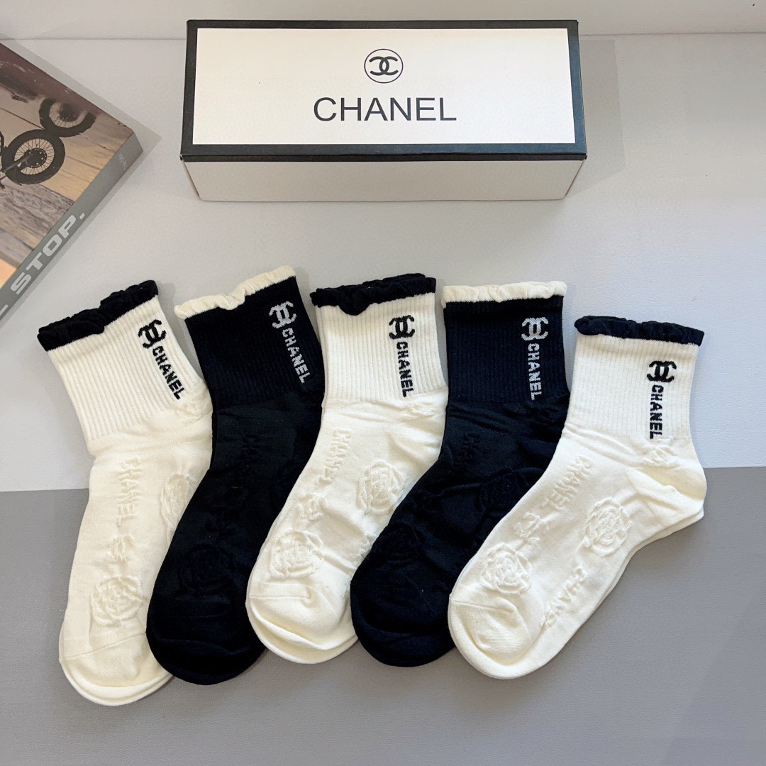 NO:294959,Packaging (one box of 5 pairs) CHANEL classic socks high-version pure cotton material is soft, instantly sold out ordinary goods in the market, classic double C pattern logo, counter synchronous socks, big brands on the street, must-have for trendy people, super easy to match socks, stockings, socks, chanel, chanel, socks19860909配包装（一盒5双） CHANEL 香奈儿经典袜子高版本纯棉材质柔软,秒杀市场普通货,经典的双C图案logo,专柜同步袜子大牌出街,潮人必备,超好搭袜子,丝袜,袜子,chanel,chanel,socks,accessory
