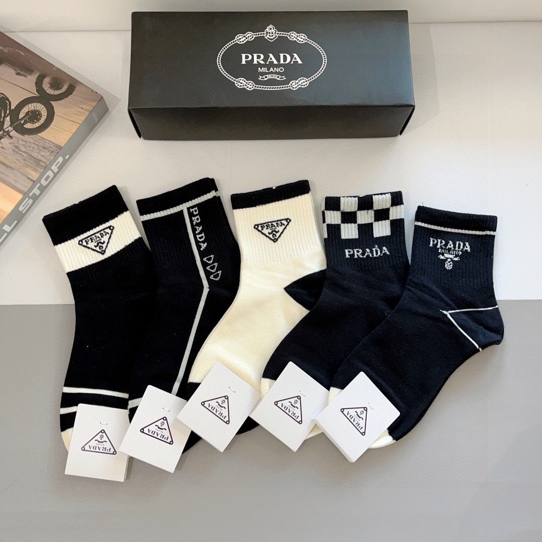NO:294985,Packaging (one box of 5 pairs) PRADA (Prada) New high-end medium-tube pure cotton socks!  Hot Triangle Letters Counter Synchronized Medium Socks, Big Brands Going on the Street, Trendy People Must Have Super Good Socks, Stockings, Socks, Prada, Prada, Socks19860909配包装（一盒5双） PRADA（普拉达） 新款高端中筒纯棉材质袜子！爆款三角标字母专柜同步中筒袜,大牌出街,潮人必备超好搭袜子,丝袜,袜子,prada,prada,socks,accessory