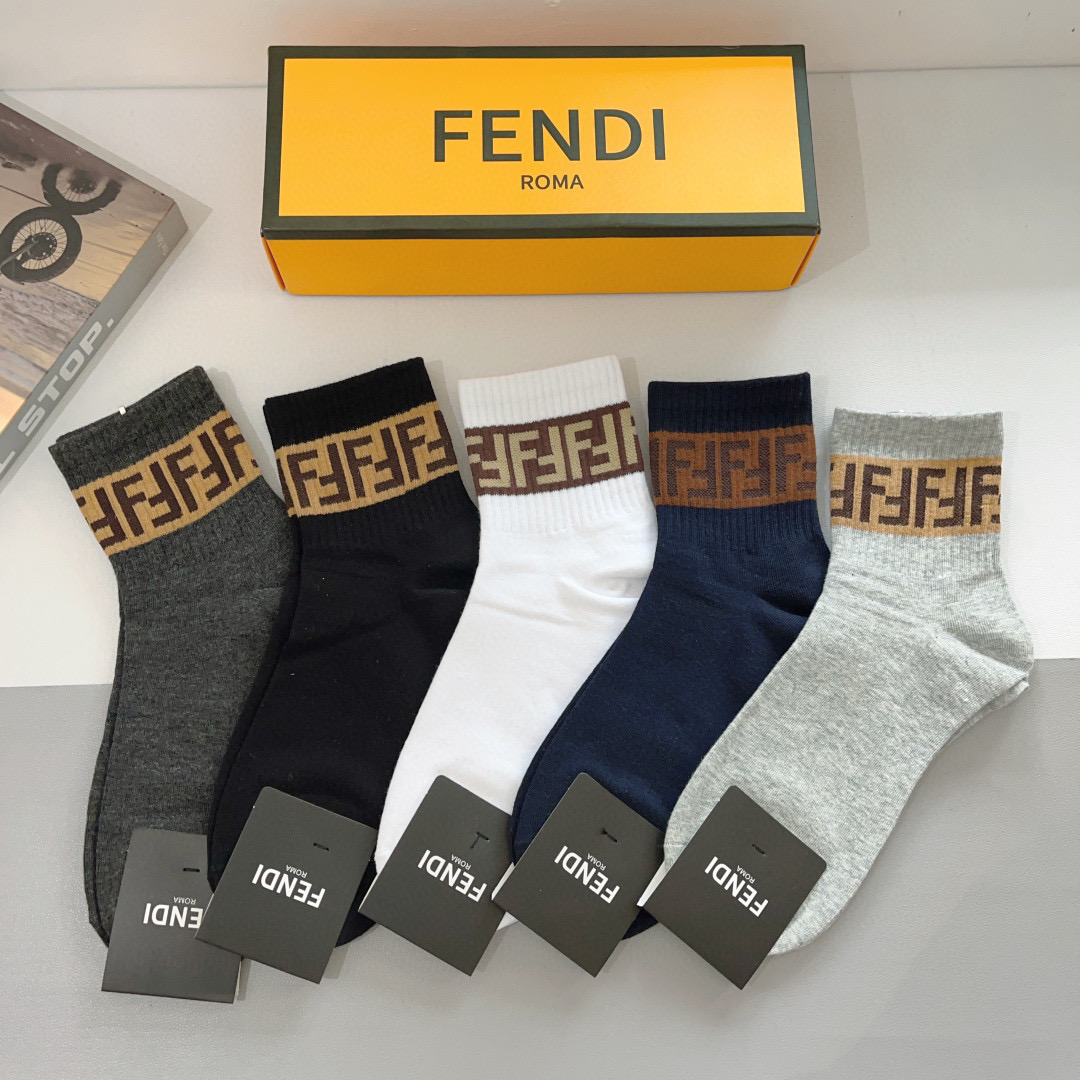 （一盒5双）
FENDI 芬迪经典中长款袜子❗️男款高版本纯棉材质柔软，秒杀市场普通货，经典的双F图案l
