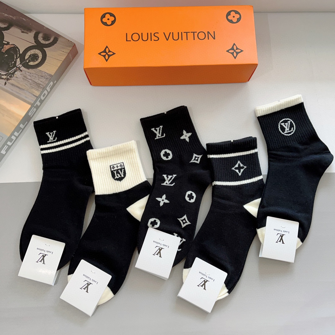 配包装（一盒5双） 
🌟 LV 路易威登 超火中筒袜子，纯棉面料，潮人必备款，经典字母logo中筒袜，个