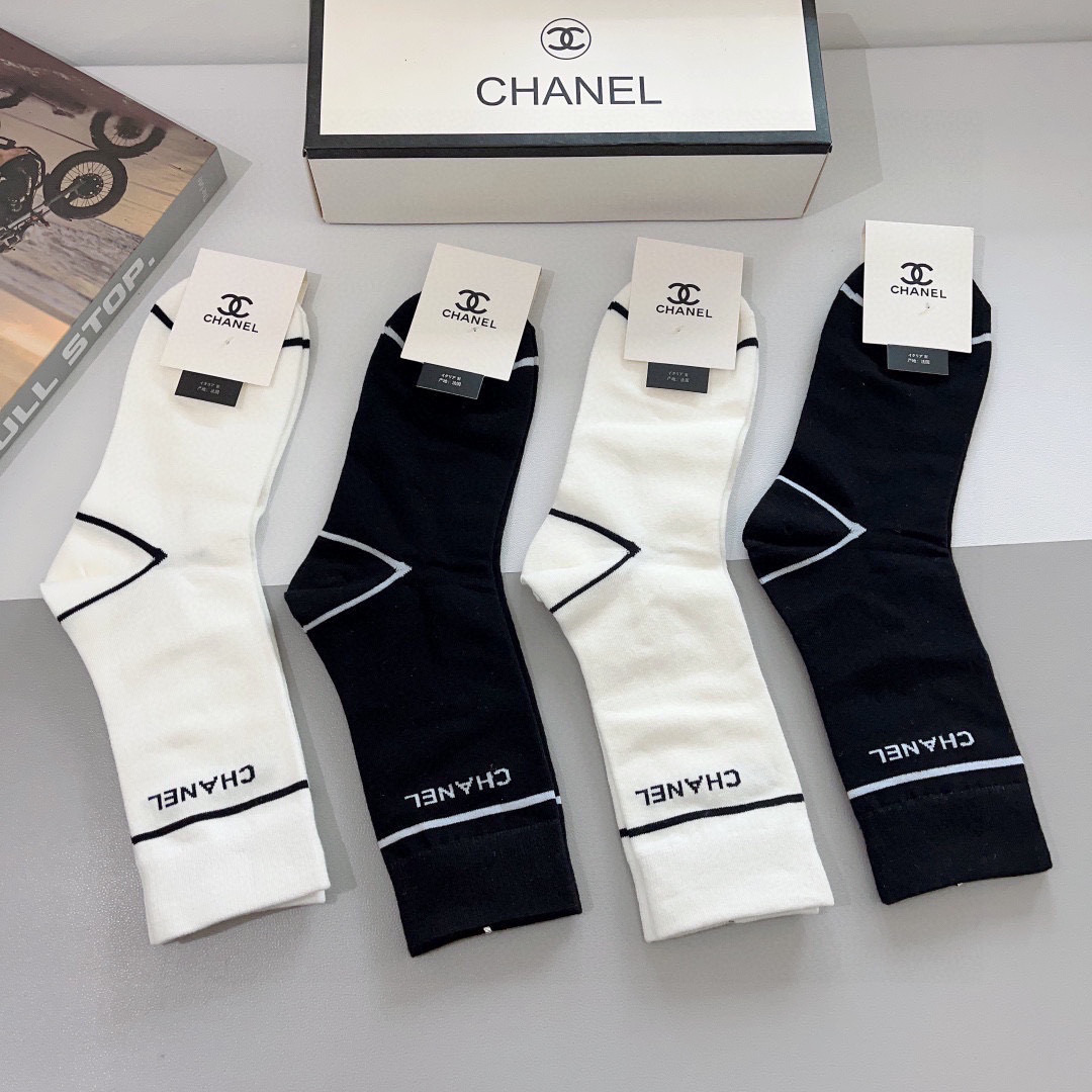 配包装（一盒4双）
CHANEL 香奈儿经典袜子❗️高版本纯棉材质柔软，秒杀市场普通货，经典的双C图案l