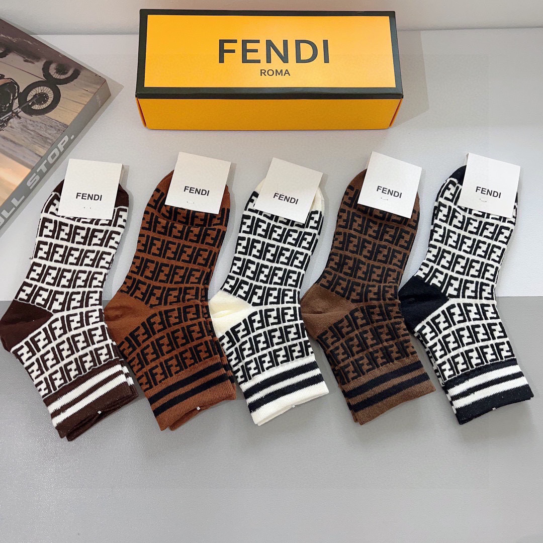 配包装（一盒5双）
FENDI  芬迪  字母双Ｆ爆款中筒袜，纯棉面料， 专柜同款 💓实用好穿 柔软透气