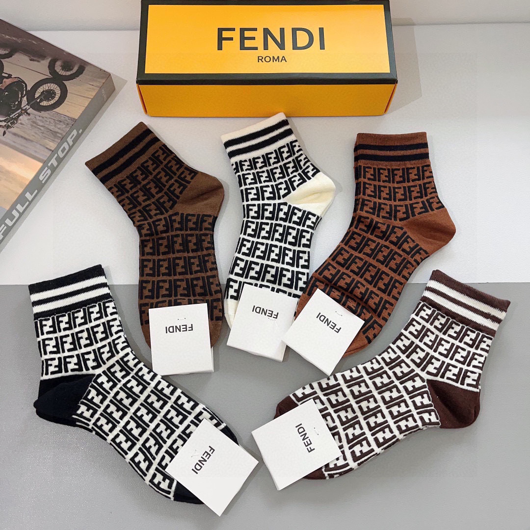 配包装（一盒5双）
FENDI  芬迪  字母双Ｆ爆款中筒袜，纯棉面料， 专柜同款 💓实用好穿 柔软透气