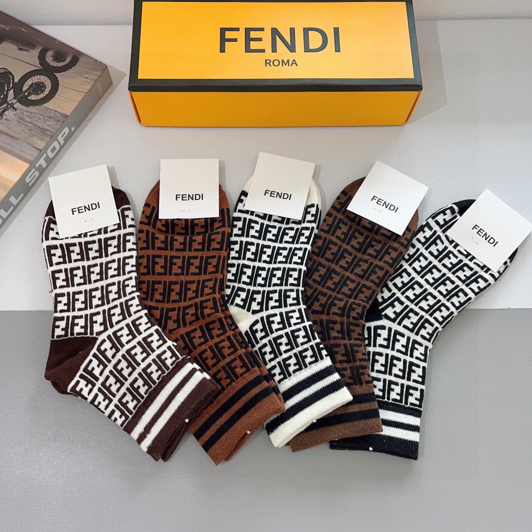 配包装（一盒5双）
FENDI  芬迪  字母双Ｆ爆款中筒袜，纯棉面料， 专柜同款 💓实用好穿 柔软透气