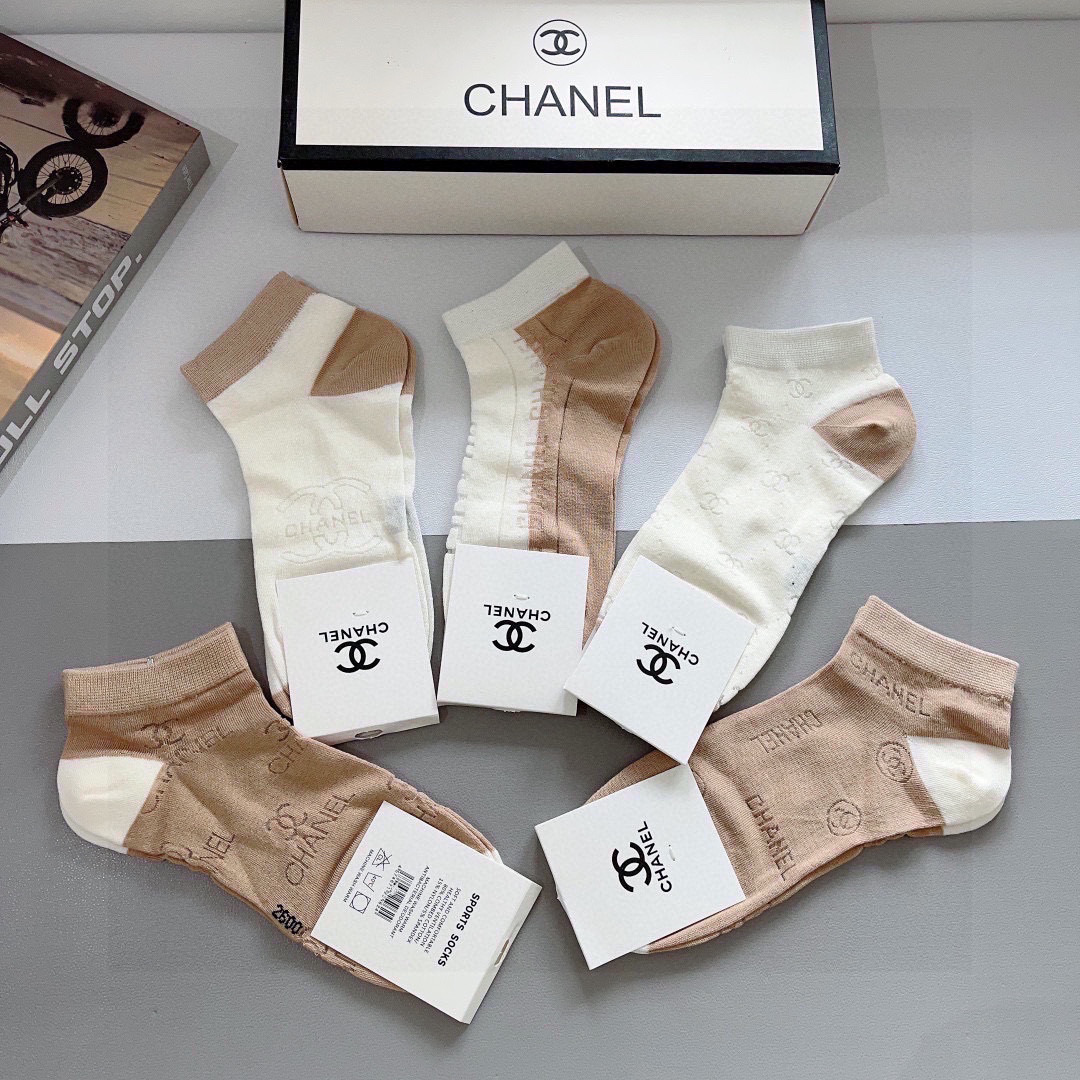 配包装（一盒5双）
CHANEL 香奈儿经典冰丝短款袜子❗️高版本材质柔软，秒杀市场普通货，经典的双C图