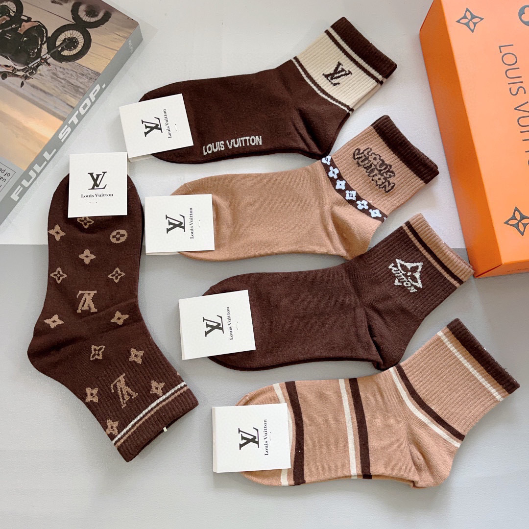 配包装（一盒5双）
 🌟 LV 路易威登 超火爆小单品，竹棉面料，潮人必备 爆款，经典字母logo中筒袜