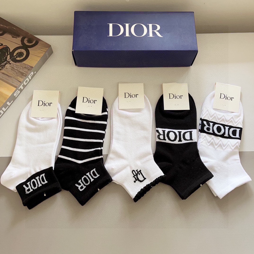 配包装（一盒5双） Dior 迪奥2024新款小腿袜子！纯棉面料，火爆Ｄ字母图案，专柜同步中短筒袜子，💛