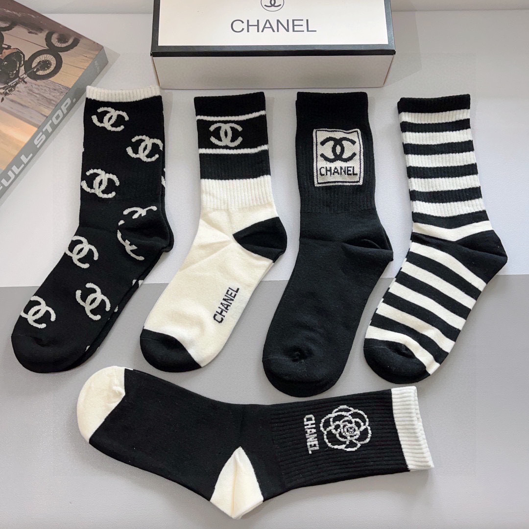 配包装【一盒5双】 
香奈儿 CHANEL专柜新款女款高端长筒袜子❗专柜同步上新，超柔软舒适，专柜爆款双