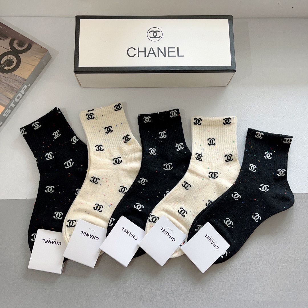 NO:295047,Packaging (one box of 5 pairs) CHANEL Chanel classic mid-tube socks high-version pure cotton material is soft, instantly sold out ordinary goods in the market, classic double C pattern logo, counter synchronous socks, big brands on the street, must-have for trendy people, super easy to match socks, stockings, socks, chanel, chanel, socks19860909配包装（一盒5双） CHANEL 香奈儿经典中筒袜子高版本纯棉材质柔软,秒杀市场普通货,经典的双C图案logo,专柜同步袜子大牌出街,潮人必备,超好搭袜子,丝袜,袜子,chanel,chanel,socks,accessory