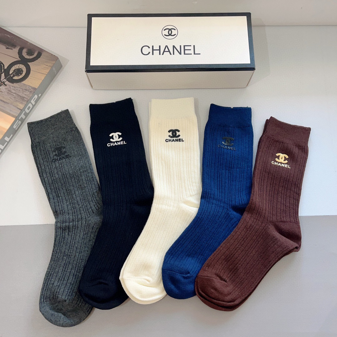 NO:295067,Packaging [one box of 5 pairs] CHANEL (Chanel) high-quality super popular internet celebrity socks double C silicone letter stockings, ins celebrity internet celebrity recommendations are very popular pure cotton material, lightweight and soft and breathable, all seasons, European and American big brands must have on the streets. Socks, stockings, socks, chanel, chanel, socks19860909配包装【一盒5双】 CHANEL（香奈儿）高品质超级爆款网红袜子双C硅胶字母长筒袜,ins明星网红推荐火爆至极纯棉材质,轻薄柔软透气,四季通用,欧美大牌街头必备 袜子,丝袜,袜子,chanel,chanel,socks,accessory