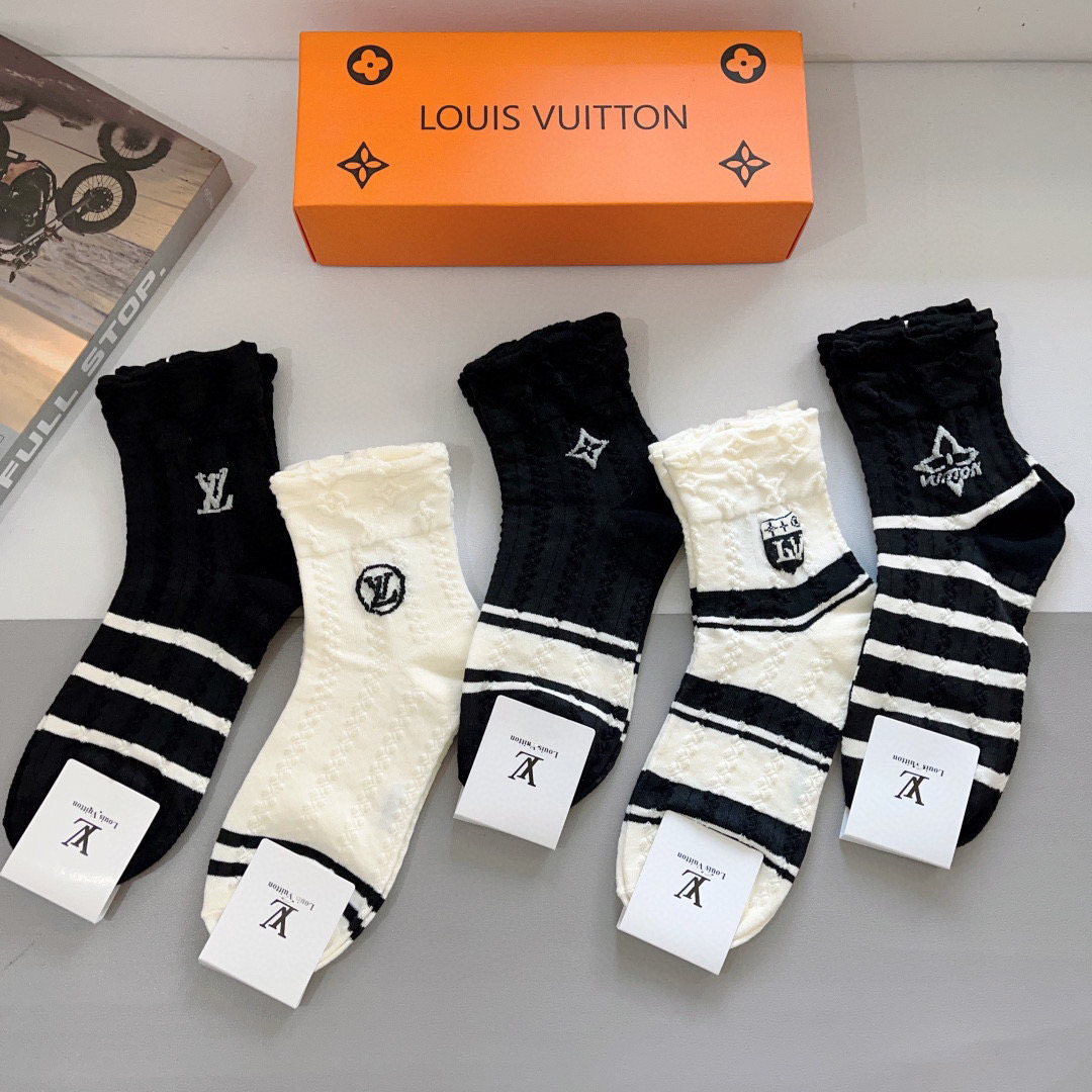 配包装（一盒5双）
 🌟 LV 路易威登 超火爆小单品袜子，竹棉面料，潮人必备 爆款，经典字母logo中